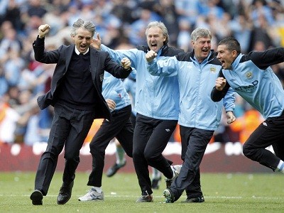 Mancini và BHL không giấu nổi niềm hạnh phúc ngày Man City đăng quang.
